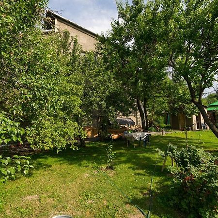 Guest House On Maksimova 9 알마티 외부 사진