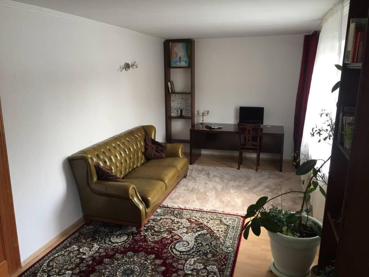 Guest House On Maksimova 9 알마티 외부 사진